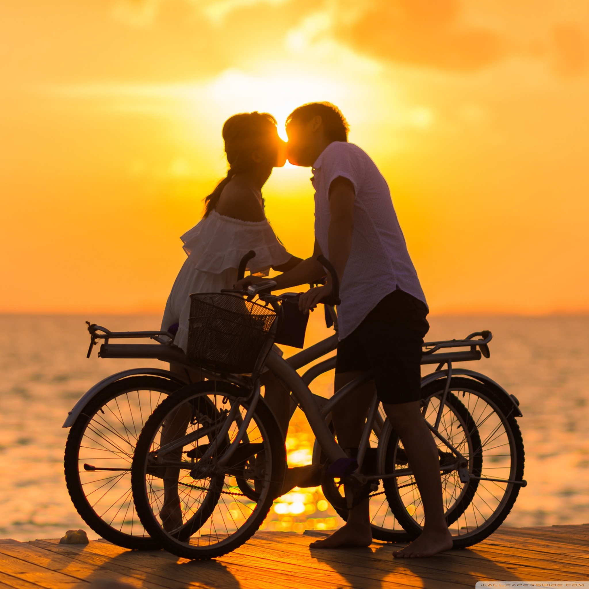 Love sale kiss wallpaper